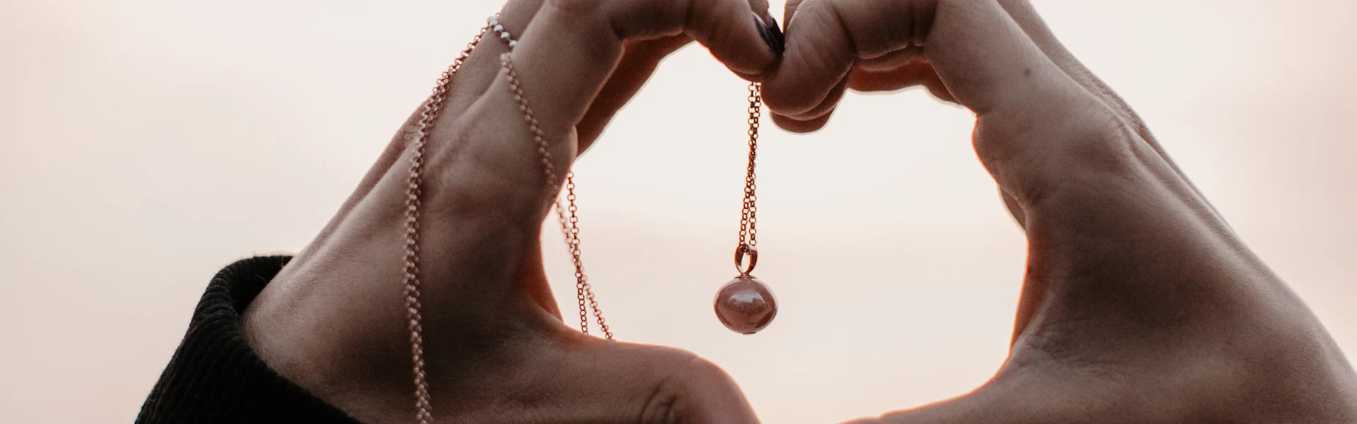 Hände mit Schmuck, Edelsteinbestattung