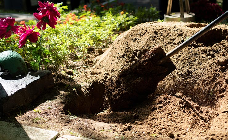 Schaufel mit Erdgrab